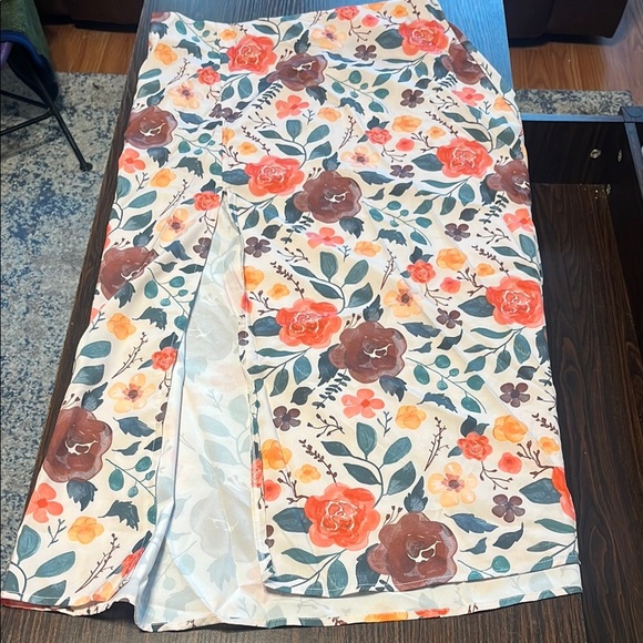 SHEIN Cream Maxi Pencil Skirt with Slit Size Large NWT - Picture 3 of 4